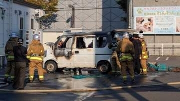 コンビニに駐車中の車から出火「車が燃えて火と煙が見える」と通行人が119番、車体の内部焼損し約15分後に鎮火　けが人なし　北海道釧路市