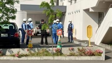 「車の下敷きになっている」札幌市西区の病院の駐車場で、高齢女性がはねられ意識不明の重体　70代くらいの女性か