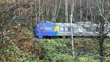 特急列車がクマと衝突　クマは車両の下敷きか…運転再開のめど立たず、乗客32人は車内にとどまったまま一晩明かす　北海道・JR宗谷線