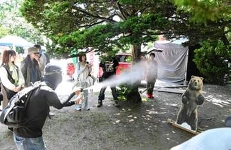 クマスプレーの勢いに驚き　札幌中心部でアウトドアの催し