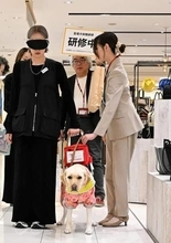 大丸札幌店で盲導犬研修