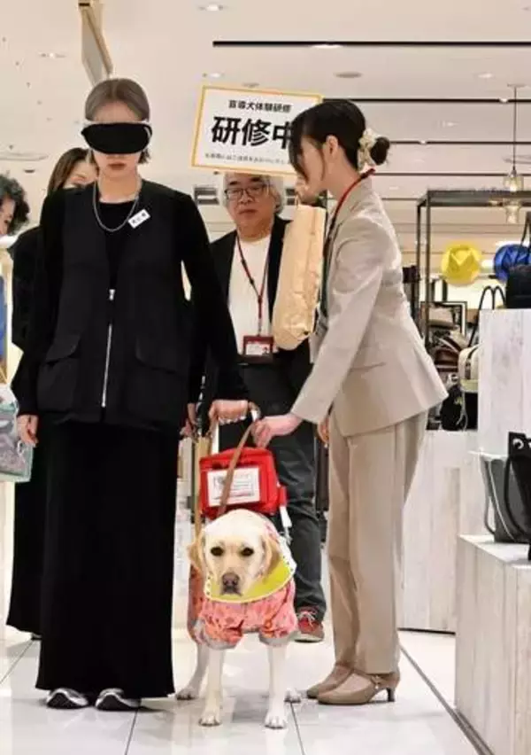 大丸札幌店で盲導犬研修
