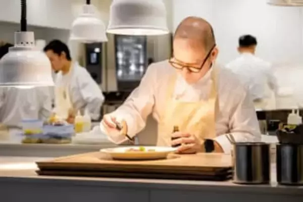 パリ二つ星、札幌で味わう　佐藤シェフと厚岸ウイスキー共演、3月に特別コース