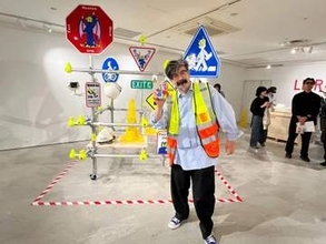 青い悪魔EOFが館内各所に出現　前田麦さん個展「SIGNS」札幌パルコで開催