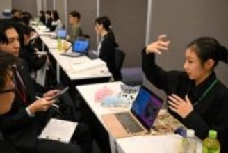 採用担当者が学生のブースを訪問　札商が「逆求人イベント」