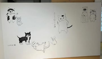 いくえみ綾さんが即興で自筆イラスト　サッポロファクトリーの原画展会場　作品のキャラや自身の飼い猫も