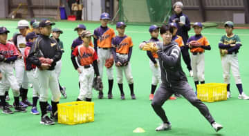 巨人移籍の松本選手が打撃指導　札幌で児童野球教室「姿勢崩れないスイングを」