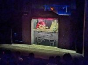 コメディー「桃太郎」に笑顔　京都の人形劇団、札幌で特別公演