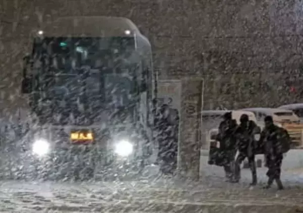 「予定狂い困った」交通ダイヤ混乱　北海道内大荒れ　バス満席で一泊も