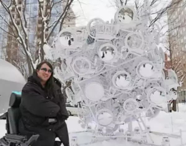 車いす77台で巨大アート　さっぽろ雪まつり会場に登場