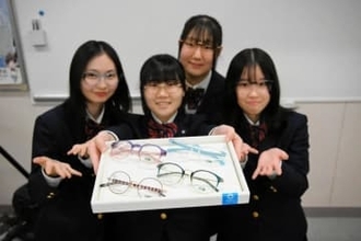 「高校生がかけたくなる」　メガネのプリンス、札幌東商高生と共同開発