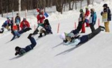 米袋で作ったそり、斜面を滑り降りる速さ競う 札幌で大会