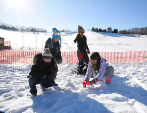 雪遊び　笑顔も晴れやか　札幌・滝野スノーワールド開園