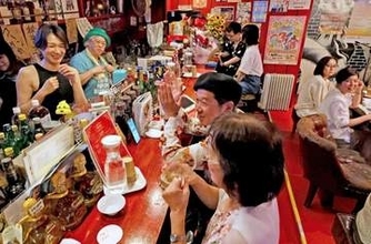 認知症当事者もビールで乾杯　札幌で「スナック」　家族、介護関係者らも交流