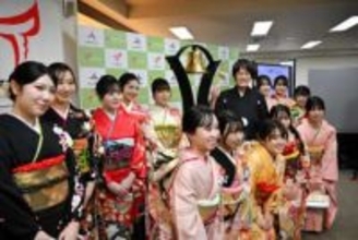 北海道経済の発展を祈念　札証大発会　チームナックス・森崎さんが打鐘