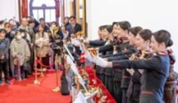 札幌・赤れんが彩るハンドベル　JAL客室乗務員チーム、7曲披露　来場者を魅了