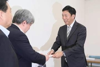 【速報】札幌市長選へ荒井氏が離党届提出　「出馬準備進める」「人が育つ地域に」
