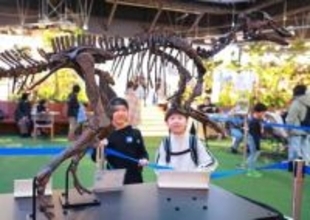 むかわ竜レプリカ間近に　札幌で4月5日まで催し　化石クリーニング体験も