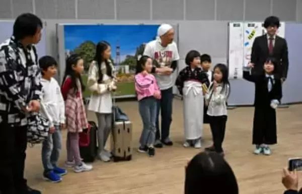 おばけが出るホテルの話、子どもたち喜劇を披露