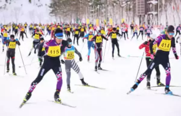 クロカンスキーで山間滑走　札幌で国際大会