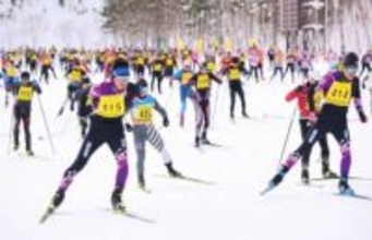 クロカンスキーで山間滑走　札幌で国際大会