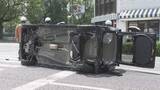 「広島市西区で軽自動車が横転 ６０代女性２人けが　出会い頭に衝突か」の画像1