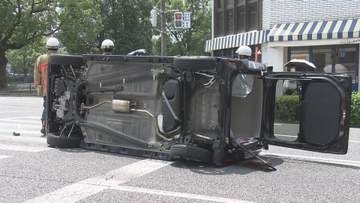 広島市西区で軽自動車が横転 ６０代女性２人けが　出会い頭に衝突か