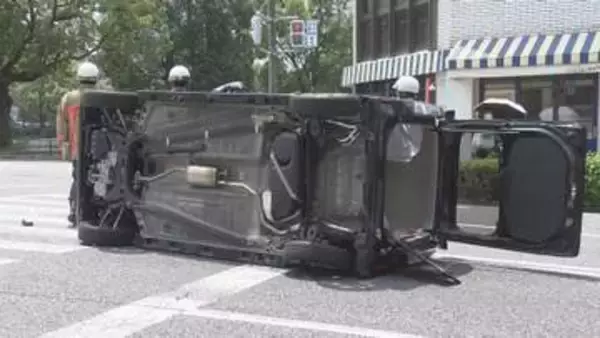 広島市西区で軽自動車が横転 ６０代女性２人けが　出会い頭に衝突か