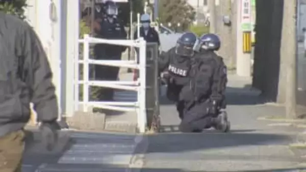 近くに拳銃のようなもの　死亡した男の身元判明