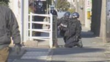 近くに拳銃のようなもの　死亡した男の身元判明