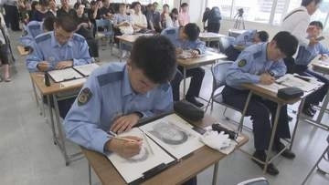 新人警察官の家族が訓練見学　初の「家族感謝デー」開催【広島】