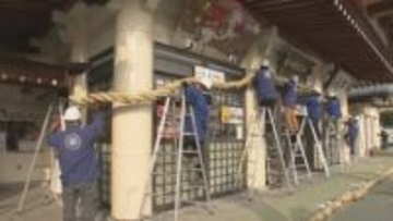 新年に向けてしめ縄の張り替え　広島護国神社