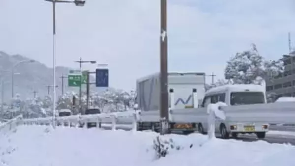 広島県内で大雪　山陽自動車道再開見込み立たず