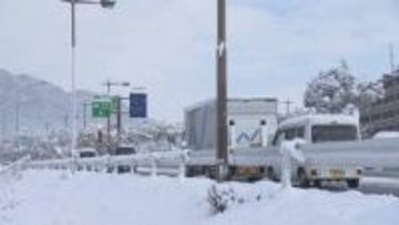 広島県内で大雪　山陽自動車道再開見込み立たず