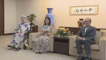 うえむらちかさん 市長を表敬訪問　祖母をモデルにした著書を寄贈　広島