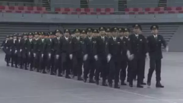 県警　新年恒例の視閲式　奥田民生さんも参加