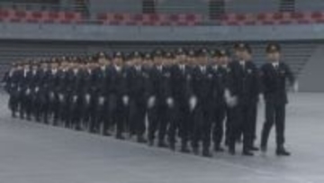 県警　新年恒例の視閲式　奥田民生さんも参加