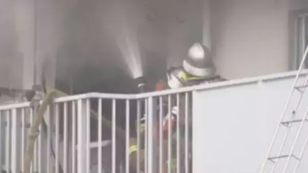 県営住宅で火事　５０代男性を搬送　広島・安佐北区