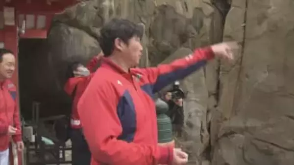 カープ春季日南キャンプ第２クール初日　恒例の鵜戸神宮参拝で「運玉」にチャレンジ