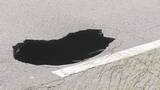 「「道路に穴があいている」廿日市市の県道で陥没 周辺で通行止め　広島」の画像1