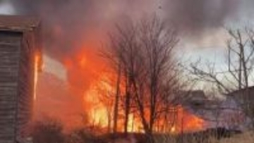 【続報】根室市の住宅街で木材店が火事　激しい炎と黒煙立ち上るもけが人なし　延焼の恐れもなし