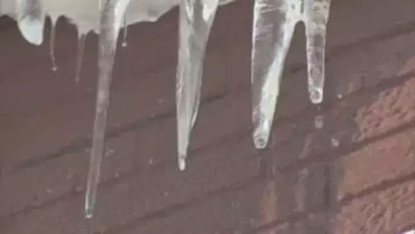 「あちこちでスタックする車が多くて大変」寒さ緩み雪どけ進む　路面状況の悪化や落雪に注意