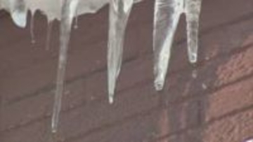 「あちこちでスタックする車が多くて大変」寒さ緩み雪どけ進む　路面状況の悪化や落雪に注意