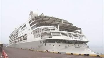 豪華クルーズ船が函館港に入港 「日本が大好きです。新鮮な魚介食べたい」 外国人乗客550人が下船