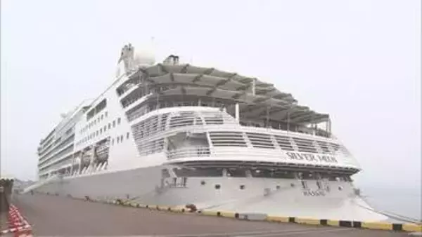 豪華クルーズ船が函館港に入港 「日本が大好きです。新鮮な魚介食べたい」 外国人乗客550人が下船