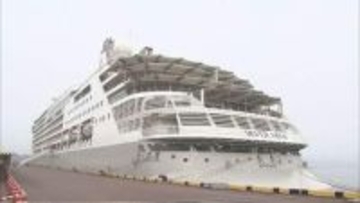 豪華クルーズ船が函館港に入港 「日本が大好きです。新鮮な魚介食べたい」 外国人乗客550人が下船