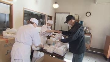 大晦日　年越しそば求め長い列「来年は明るい年に」　札幌市内のそば店大盛況