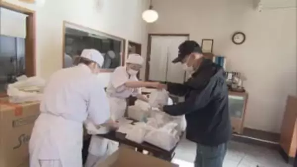 大晦日　年越しそば求め長い列「来年は明るい年に」　札幌市内のそば店大盛況