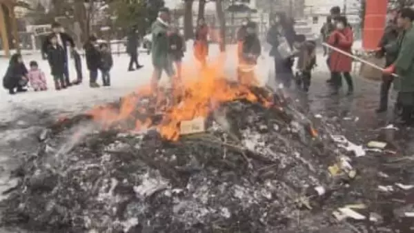 【速報】どんと焼きの火が服に燃え移り高齢女性がやけど　古い札を火の中へ 体勢崩し転倒　函館市