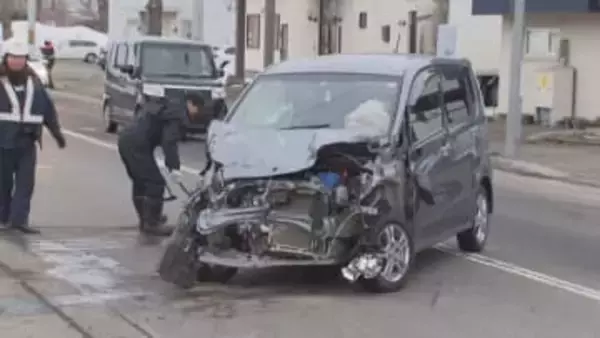 旭川の国道でトラックと軽乗用車など車3台絡む事故　軽乗用車運転の男性が胸のあたり骨折のけが